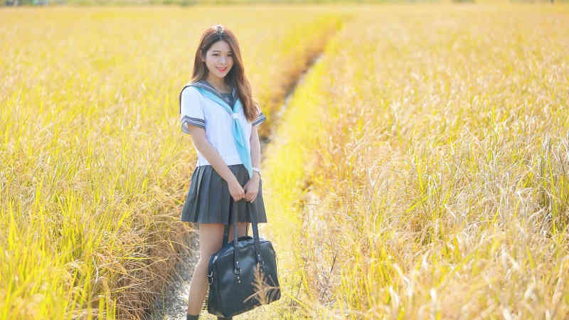 女子爬上乐山大佛头顶盘腿打坐：四处环顾引众人围观