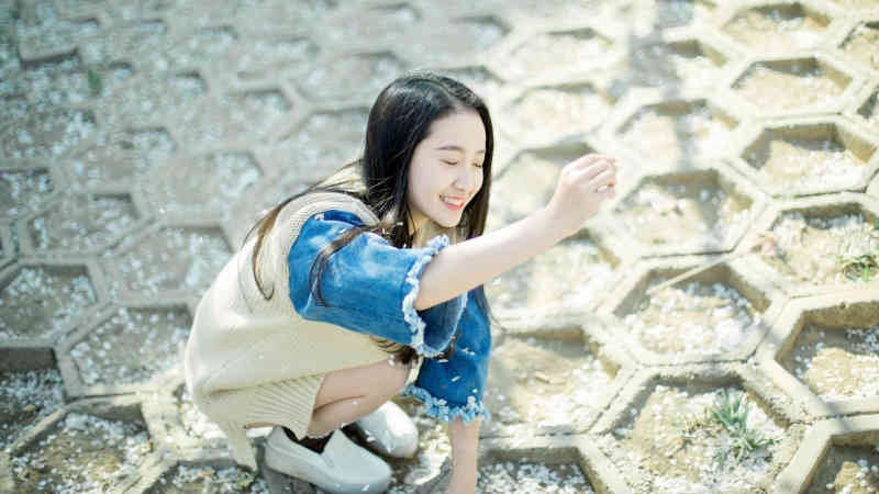 清华学生发现诺奖背景报告笔误 网友：清华校徽不是白戴的