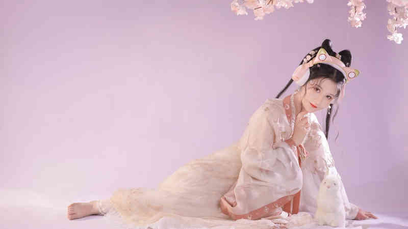 女子腿绑14瓶茅台酒入境被查 网友：这是在练轻功吧